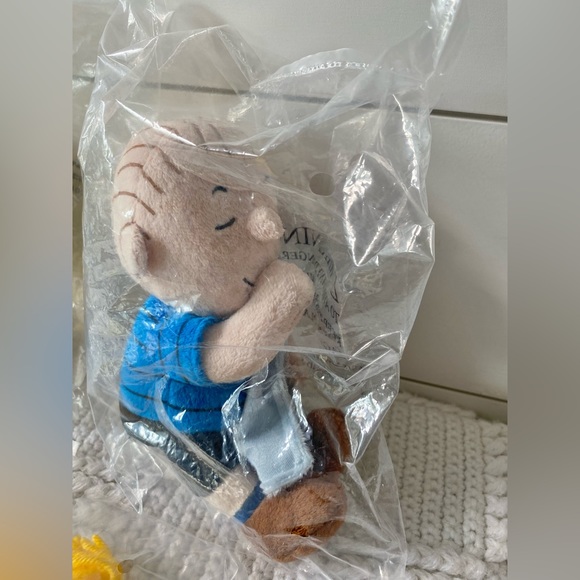 Peanuts Snoopy, Linus, Woodstock MetLife Plush Toys - Picture 3 of 9